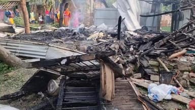 চাঁচল ২: মুহূর্তে ছাই তিনটি ঘর! ভয়াবহ অগ্নিকাণ্ডে পথে বসা দিনমজুর পরিবার, সাহায্যের হাত বাড়ালেন বিধায়ক