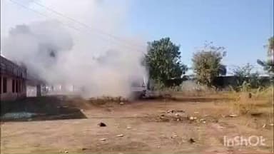 शिवगंज: शिवगंज खेल मैदान में खड़ी एंबुलेंस 108 में लगी आग, फायर ब्रिगेड के पहुंचने से पहले पूरी तरह जलकर खाक हुई