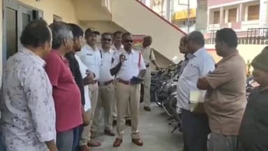 రోడ్డుపై వాహనాలు నిలిపితే చర్యలు:నరసరావుపేట CI లోకనాథం