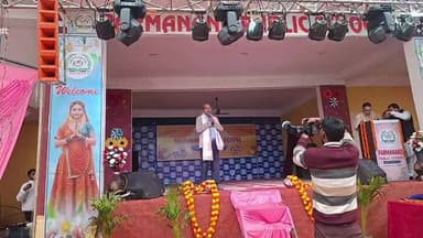 शिक्षाविद डॉ. गणेश दत्त पाठक जी सुरवल गाँव में स्थित परमानंद पब्लिक स्कूल के वार्षिकोत्सव में बच्चों एवं अभिभावकों को सं...