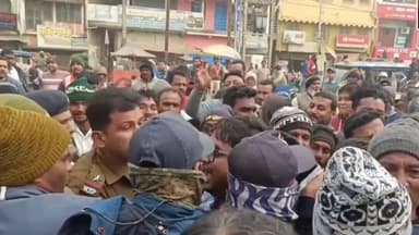 এগরা ১: এগরা পুরসভাতে আস্থা ভোট চলাকালীন ব্যাপক উত্তেজনা, ব্যারিকেট ভেঙে ঢোকার চেষ্টা তৃনমূল কংগ্রেসের কর্মী সমর্থকদের