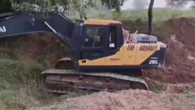 चितरंगी: पट्टे क्षेत्र से बाहर खनन पर पीसीसी मशीन जब्त, एसडीएम ने अवैध उत्खनन की शिकायत पर की कार्रवाई