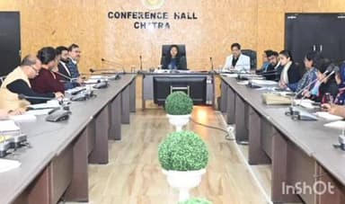 चतरा: चतरा समाहरणालय के सभागार में उपायुक्त की अध्यक्षता में समाज कल्याण योजनाओं की समीक्षा बैठक हुई