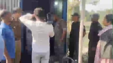 শীতলকুচি: উপেন বর্মন সেতু সংলগ্ন রাজ্য সড়কে বেসরকারি বাস থেকে ৩৪ কেজি গাঁজা সহ গ্রেপ্তার তিন , চাঞ্চল্য এলাকায়