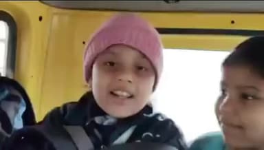 #अमरोहा में मासूम छात्रा ने डीएम से ठंड में स्कूल की छुट्टी करने की अपील✍️अमरोहा डीएम से बच्ची ने की मांग।
#Amroha #Win...