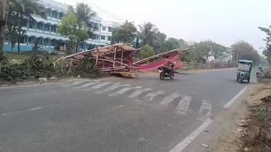 ভাতার: জলসা হওয়ার আগেই ট্রাক্টরের ধাক্কায় ভেঙে গেল ভাতারের আলিনগরের জলসার গেট, বড় দুর্ঘটনা থেকে বাঁচলেন এলাকার মানুষ