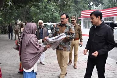 बांसडीह: बांसडीह कस्बा के स्टिक डाक बंगला परिसर में DM और SP ने कड़ाके की ठंड के मद्देनज़र जरूरतमंदों को किया कम्बल वितरण