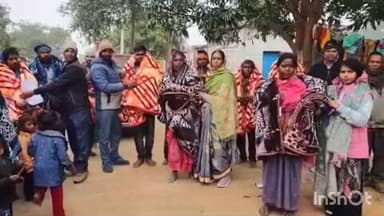 चतरा: जपुआ गांव में मुखिया के नेतृत्व में 34 बिरहोर परिवारों के बीच कंबल का वितरण किया गया