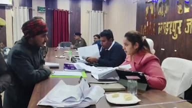 लहरपुर: लहरपुर में डीएम डॉ राजा गणपति आर से मिलने के लिए उमड़ा जन सैलाब, डीएम ने कहा- हमको बात तो करने दो बाबा