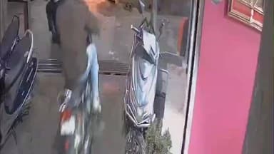 मंदसौर: शहर किला रोड पर मकान के बाहर खड़ी पल्सर बाइक चोरी, पुलिस जांच में जुटी, सीसीटीवी फुटेज आया सामने