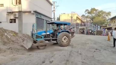 వేములవాడ: భక్తుల సౌకర్యార్థం నటరాజ విగ్రహం సమీపంలో మట్టి,కంకర సిమెంట్ తొలగింపు