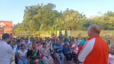 মাৰ্ঘেৰিটা: মাৰ্ঘেৰিটাত
'ঝুমুইৰ বিনন্দিনী' অনুষ্ঠানত অংশগ্ৰহণ কৰা ৮১ গৰাকী যুৱক যুৱতীক প্ৰমাণ পত্ৰ প্রদান বিধায়ক ভাস্কৰ শৰ্মাৰ