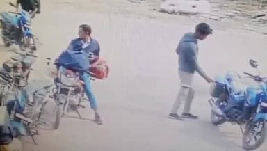 ଜଳେଶ୍ବର: ବାଇକ ଡିକି ଭାଙ୍ଗି 99 ହଜାର ଟଙ୍କା ଲୁଟି ନେଲେ ଦୁର୍ବୁର୍ତ୍ତ,ଚୋରିକରୁଥିବାର ସିସିଟିଭି ଭିଡିଓ ଆଜିଭିଡିଓ ଭାଇରଲ,ଜଳେଶ୍ୱର ନୂଆବଜ଼ାର ନିକଟରେ