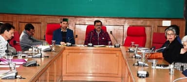 कंडाघाट: योजनाओं का समयबद्ध कार्यान्वयन एवं बेहतर जागरूकता आवश्यक: मनमोहन शर्मा