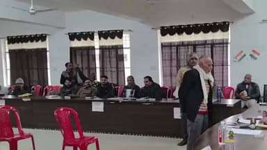 मौदहा: मौदहा नगर में सम्पूर्ण समाधान दिवस में कोहरे व शीत लहर के चलते फरियादियों की संख्या कम रही