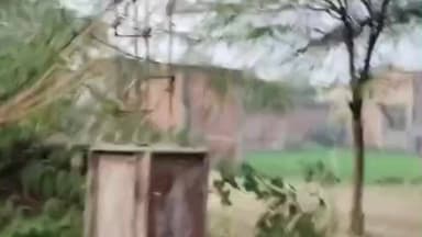 कुंडा: नवाबगंज के कंधेरुआ चौराहे पर दबंगों ने ढहाई निर्माणाधीन दीवार, पीड़ित को जान से मारने की धमकी दी, वीडियो वायरल