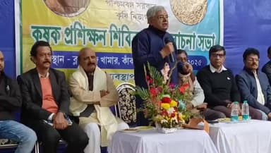 কাঁকসা: কাঁকসায় কৃষিকদের প্রশিক্ষণ দেওয়ার পর কৃষকদের হাতে কৃষিকাজের যন্ত্রপাতি তুলে দেন পঞ্চায়েত মন্ত্রী