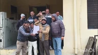 बिसौली: बिसौली में बिजली आउटसोर्स कर्मचारियों ने किया विरोध प्रदर्शन, नवंबर माह में हुए समझौता पत्र का आज किया दहन