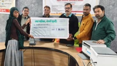 नैनवां: राज्य सरकार के 2 वर्ष पूर्ण होने पर नगर पालिका नैनवा में पीएम आवास योजना के लाभार्थियों को अंतिम किस्त के चेक सौंपे गए