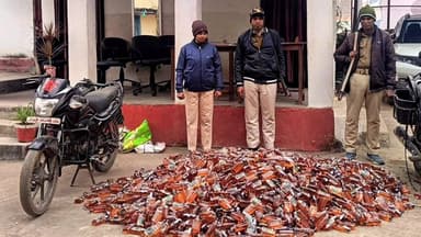 देव: गोलहा से दक्षिण नहर वाली कच्ची सड़क पर दो मोटरसाइकिल के साथ 465 लीटर शराब बरामद, कारोबारी फरार, जांच में जुटी पुलिस