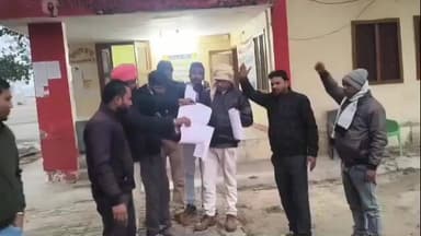 बिसवां: बिसवां क्षेत्र के विद्युत उपकेंद्रों पर आउटसोर्स कर्मियों ने विरोध प्रदर्शन करते हुए समझौता पत्र का किया दहन