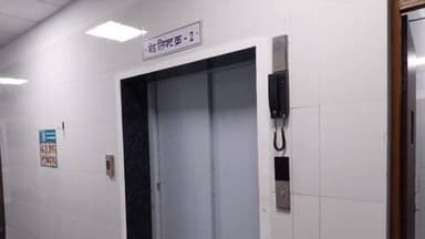 जैतहरी: जिला अस्पताल में लिफ्ट नंबर दो बंद होने से मरीज और परिजनों को हो रही है परेशानी