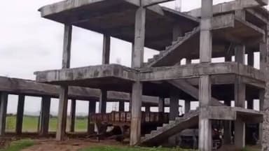 దాములూరు లో అసంపూర్తిగా సచివాలయం భవనం