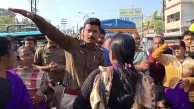 মাল: দশ দফা দাবিতে ধূপগুড়ি মহকুমা হাসপাতালের সামনে ব্যস্ততম রাজ্য সড়ক অবরোধ করে বিক্ষোভ দেখাল আশাকর্মীরা