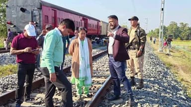 চানজুৰাইত ৰেলৰ খুন্দাত কেইবাটাও হাতী মৃত্যু হোৱা ঠাই পৰিদৰ্শন হোজাই জিলা আয়ুক্তৰ