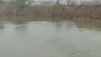 मौदहा: मौदहा क्षेत्र में प्रशासन और समाजसेवी चंद्रावल नदी के पुनरूद्धार में ला रहे तेजी