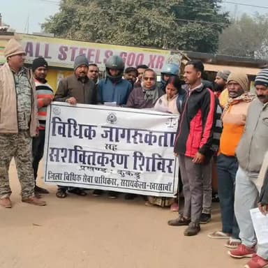 कुकड़ू: तिरुलडीह शहीद अजीत धनंजय महतो चौक पर सड़क सुरक्षा को लेकर जागरूकता अभियान चलाया गया