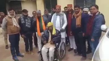 लंभुआ: लंभुआ विधायक सीताराम वर्मा द्वारा चलते-फिरते आदमी को व्हीलचेयर देने का मामला, वीडियो वायरल होने से मचा हड़कंप