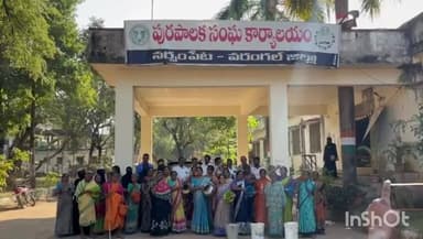 నర్సంపేట: నర్సంపేట మున్సిపల్ కార్యాలయం ముందు తాగునీటి కోసం ఖాళీ బిందెలతో మహిళలు ధర్నా