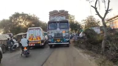 पिपरिया: सांडिया रोड पर वेयरहाउस के सामने ट्रैक्टर-ट्रॉली से जाम, एंबुलेंस फंसी, राहगीर परेशान