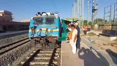 सुमेरपुर: राज्य सरकार की योजना के तहत सीनियर सिटीजन को कराए जा रहे देवस्थान के दर्शन, ZRUCC सदस्य पारख ने ट्रेन को दिखाई हरी झंडी