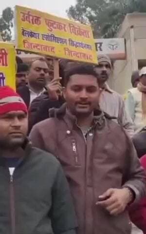 इटवा: जिले के निजी उर्वरक फुटकर विक्रेताओं ने प्रशासनिक रवैये पर नाराजगी जताते हुए कलेक्ट्रेट में प्रदर्शन कर ज्ञापन सौंपा