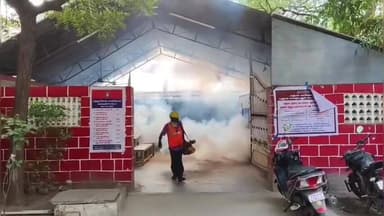 உளுந்தூர்பேட்டை: உளுந்தூர்பேட்டையில் அதிகரித்து வரும் கொசு தொல்லையை கட்டுப்படுத்த நகராட்சி ஊழியர்கள் மூலமாக கொசு மருந்து அடிக்கும் பணி தீவிரம்