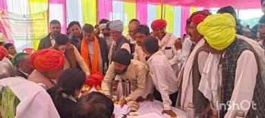 उनियारा: बोसरिया में विधायक राजेंद्र गुर्जर ने लोगों की समस्याएं सुनीं