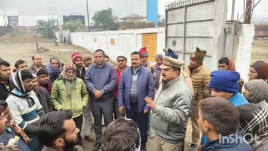 भानपुर: यातायात प्रभारी ने भानपुर क्षेत्र में गन्ना लदे ट्रैक्टर के चालकों को एकत्रित कर यातायात के नियमों की जानकारी दी