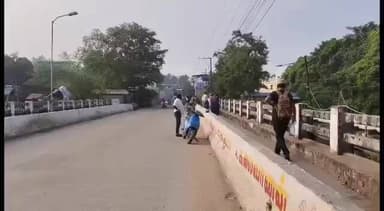 மயிலாடுதுறை: நகரில் மையப் பகுதியில் உள்ள காவிரி ஆற்றின் புது பாலம் பகுதியில் பேருந்து வந்த பிறந்த 4 நாட்களே ஆன பெண் சிசு சடலம்