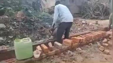 खागा: तौरा गांव में नाली निर्माण में ठेकेदार द्वारा बरती जा रही लापरवाही, स्थानीय लोगों ने घटिया निर्माण का लगाया आरोप