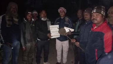 झींकपानी: मंत्री दीपक बिरुआ की पहल पर राज नारायण तुबीड ने हाथियों से बचाव के लिए टार्च व पटाखे बांटे