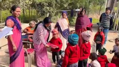 डंडा: डंडा पंचायत के कोरटा आंगनबाड़ी केंद्र में बच्चों को स्वेटर वितरित किए गए