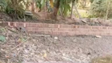 মগরাহাট ২: মগরাহাট ২ নম্বর পঞ্চায়েত সমিতির পক্ষ থেকে ধামুয়া আশুতোষ পাঠাগারের পিছনে পাইলিংয়ের কাজ শুরু