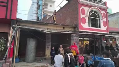 कासगंज: सोरों रोड़ पर दुकान पर कब्जा लेने के दौरान महिला भड़की, छत पर चढ़कर खुद पर डाला डीजल, घंटों चला हाईवोल्टेज ड्रामा