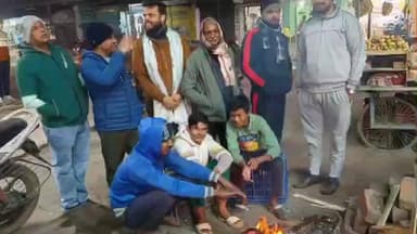 हंटरगंज: हंटरगंज में अलाव बना ठंड से बचाव का सहारा, जनजीवन प्रभावित, तापमान में गिरावट, प्रशासन ने नहीं की व्यवस्था