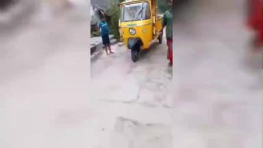 திருவெண்ணைநல்லூர்: ஏனாதிமங்கலம் ஊராட்சியில் குப்பை அல்லும் வாகனத்தை இயக்க ஓட்டுநர் நியமிக்காமல் பள்ளி மாணவன் குப்பை சேகரிக்கும் வாகனத்தை ஒட்டிக் செல்லும் அவலம் விபத்து ந