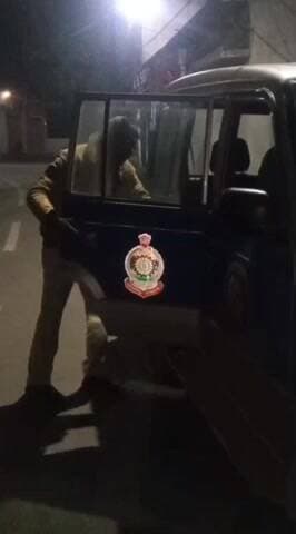 अंबिकापुर सरगुजा पुलिस के डायल 112 कर्मचारियों ने ठंड से कॉपते हुए बुजुर्ग महिला को कंबल देकर सखी सेंटर पहुंचाया!