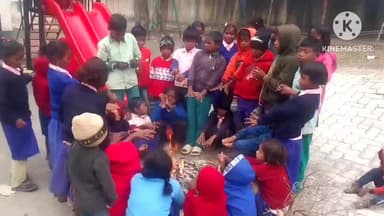 चलकुशा: चलकुसा और बरकट्ठा में शीतलहरी व घने कोहरे के कारण समाजसेवियों ने स्कूलों में अवकाश घोषित करने की मांग की