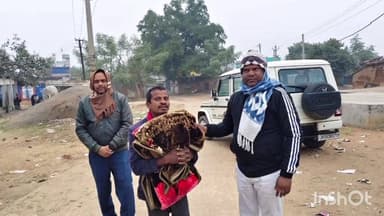 गावां: बीडीओ ने गरीब और असहाय लोगों के बीच कंबल का वितरण किया